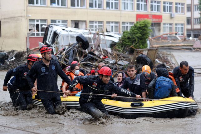 Heavy rains cause floods in KastamonuKASTAMONU, TURKEY - AUGUST 12: Rescue team evacuates residents in a boat in a residential area affected by floods after heavy rains in Bozkurt district of Kastamonu, Turkey on August 12, 2021. Aerial and ground rescue operations continue in the flood devastated areas in the city. Mehmet Kaman / Anadolu Agency/ABACAPRESS.COM 
Dostawca: PAP/AbacaAA/ABACARain, flood, evacuation
