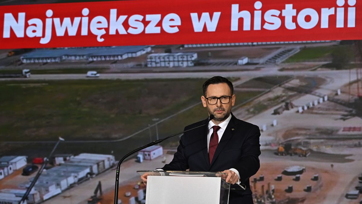Warszawa, 01.02.2024. Prezes zarządu Orlen Daniel Obajtek podczas konferencji prasowej dot. realizacji Strategii ORLEN2030 w siedzibie spółki Orlen w Warszawie, 1 bm. (jm) PAP/Radek Pietruszka