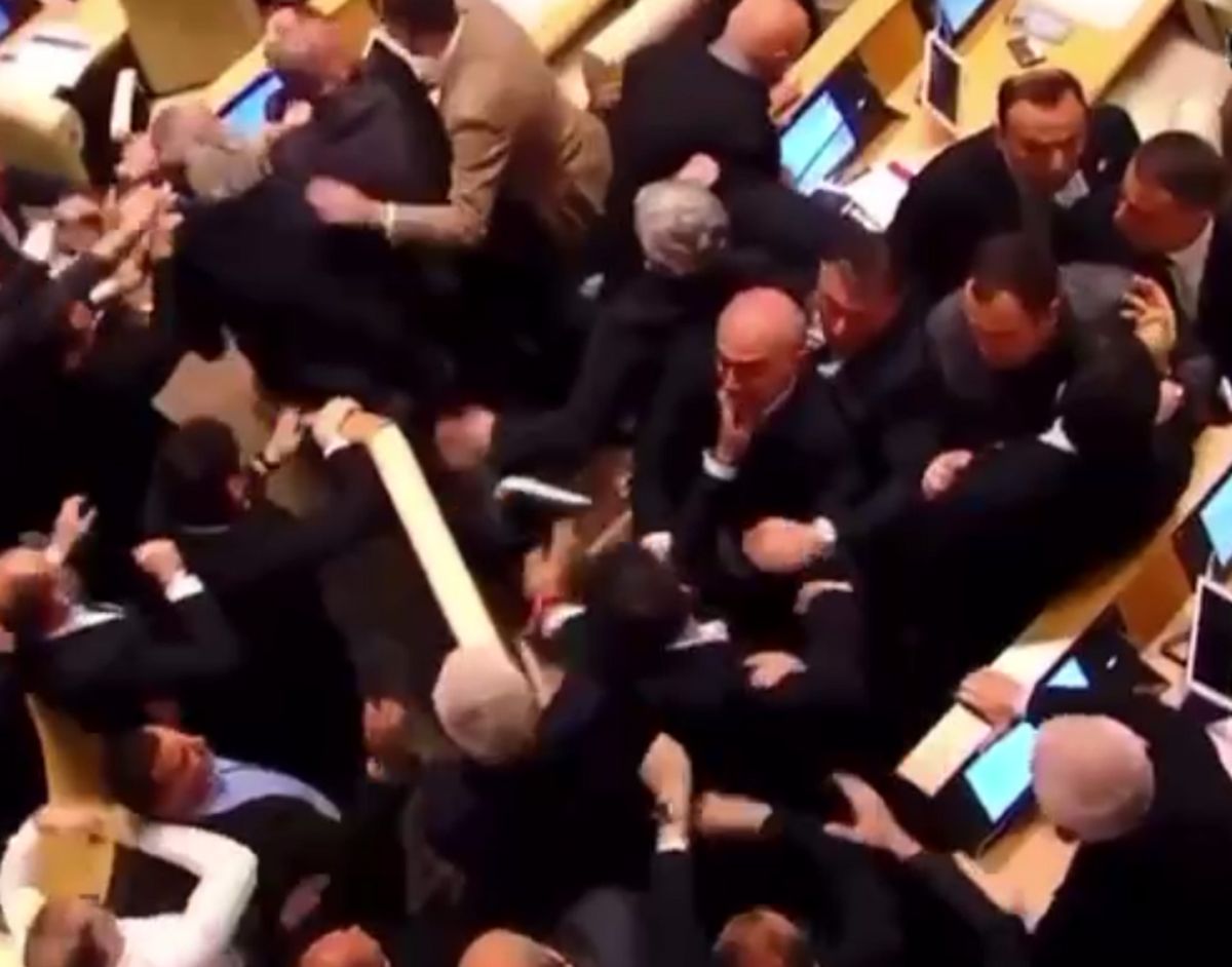  Bójka posłów. W gruzińskim parlamencie doszło do rękoczynów