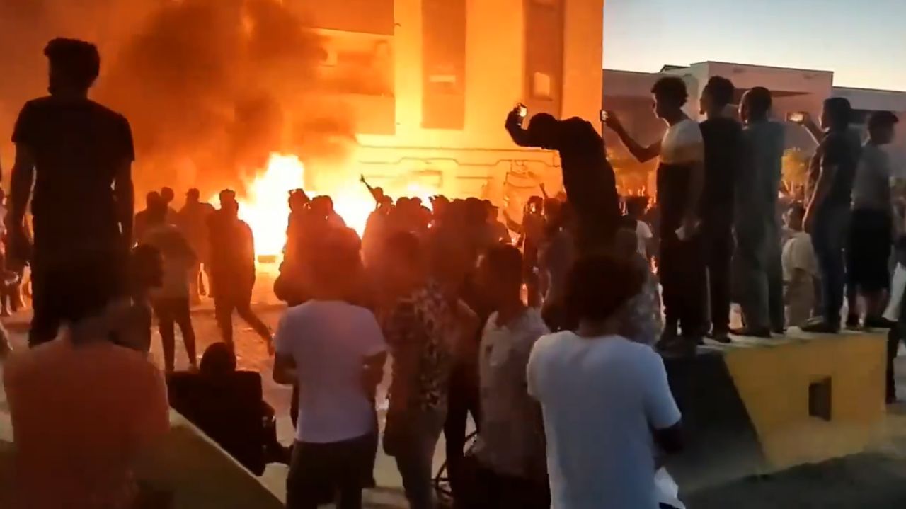 Demonstranci protestujący przeciwko chaosowi i drożyźnie wdarli się do parlamentu