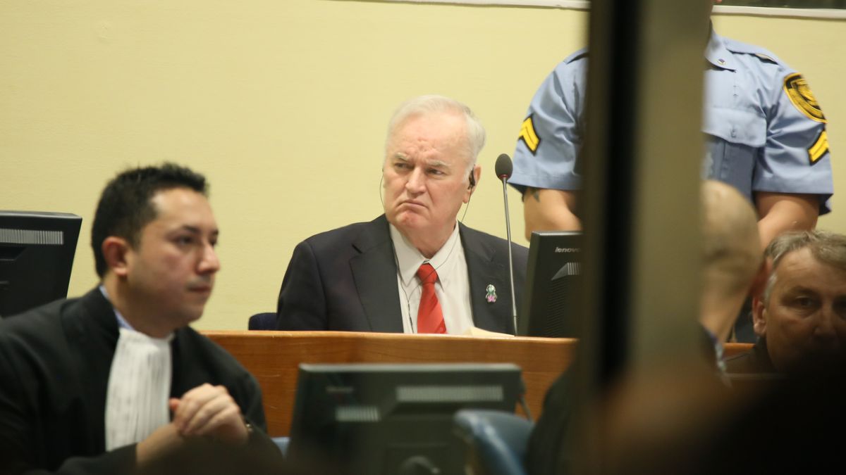 Trybunał w Hadze zdecydował: "rzeźnik Bałkanów" pozostanie w więzieniu ( na zdjęciu: Radko Mladić podczas procesu)