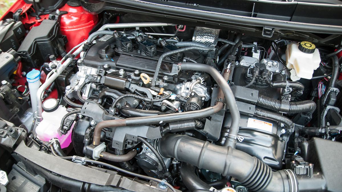 Jednostka napędowa nowego Yarisa współpracuje z wydajnym układem hybrydowym.