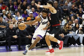 NBA gra, miliarderzy zarabiają. LeBron, Wembanyama i Sochan napędzają zyski