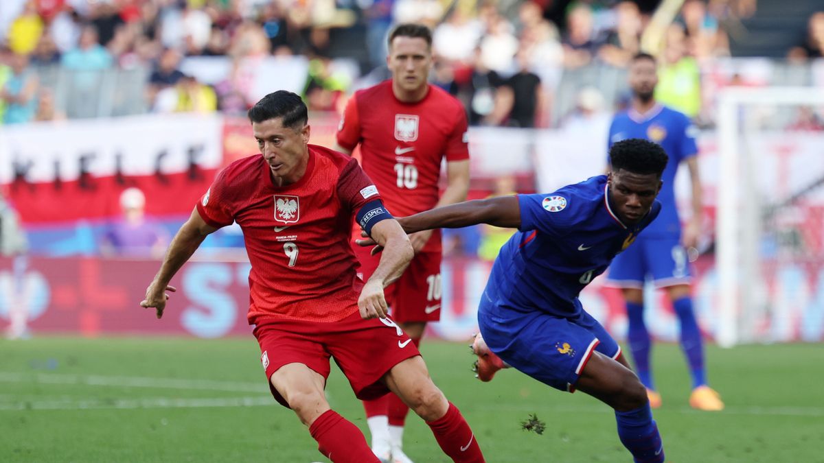 Robert Lewandowski of Poland (L) and Aurelien Tchouameni of France (R) in action during the UEFA EURO 2024 group D soccer match between France and Poland, in Dortmund, Germany, 25 June 2024. EPA/CHRISTOPHER NEUNDORF Dostawca: PAP/EPA.