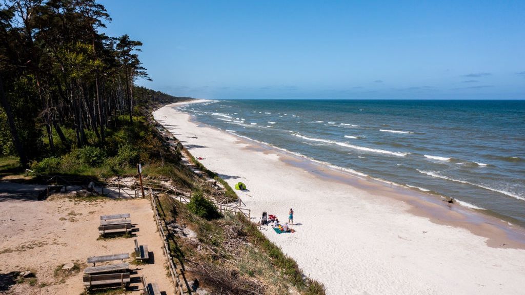 Plaża w miejscowości Lubiatowo. Kilka kilometrów dalej będzie budowana pierwsza elektrownia jądrowa w Polsce