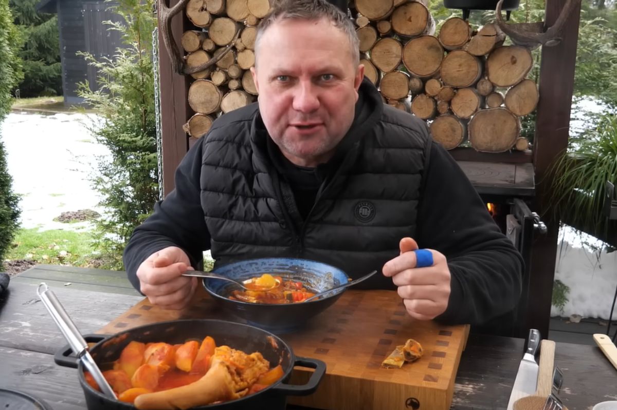 Tomasz Strzelczyk pokazał, jak zrobić duszone żeberka. Coś wspaniałego!