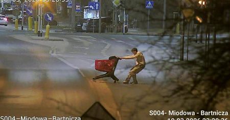 Nocna "przejażdżka" wózkiem sklepowym środkiem ulicy. Interweniował monitoring miejski!