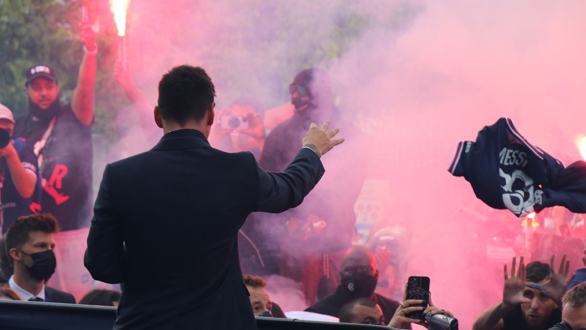 PARIS, FRANCE - AUGUST 11: Lionel Messi greets the fans of French soccer club Paris Saint-Germain gathering in front of the Parc des Princes before the start of a press conference by Lionel Messi announcing his signing with the club in Paris on August 11, 2021. Messi, the six time Ballon d'Or trophy winner with FC Barcelona, signed a 2-year contract with an option for a third year with the French club. (Photo by Alaattin Dogru/Anadolu Agency via Getty Images)