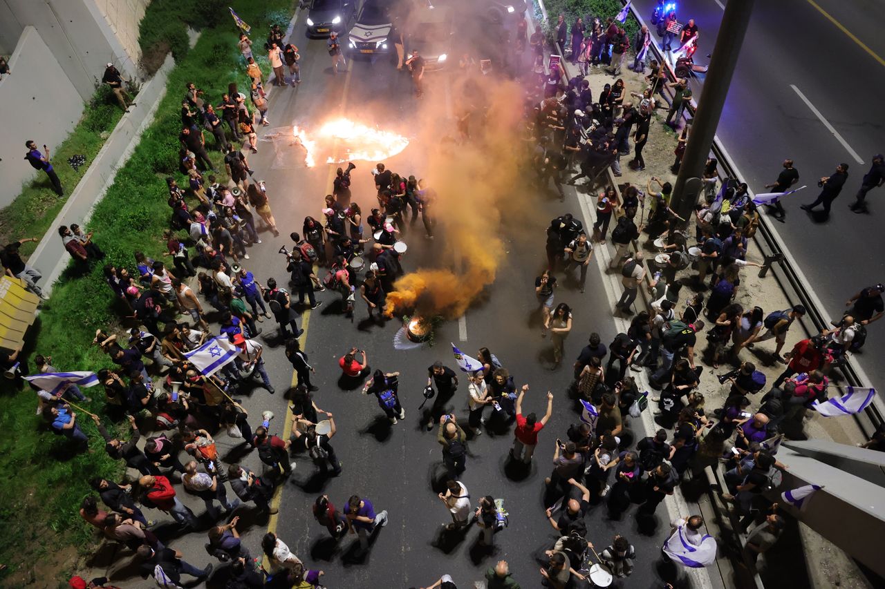 Thousands gather in Jerusalem demanding early elections and change