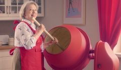 Giga sernik z betoniarki od babci reklamuje #BezLimitu w Virgin Mobile (wideo)