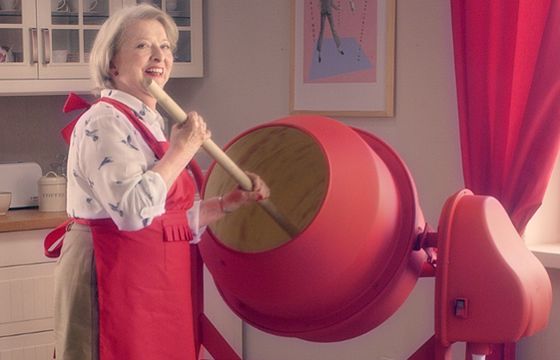 Giga sernik z betoniarki od babci reklamuje #BezLimitu w Virgin Mobile (wideo)