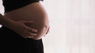 Poród w kajdankach na sali sądowej. Ciężarna rodziła w brooklińskim sądzie