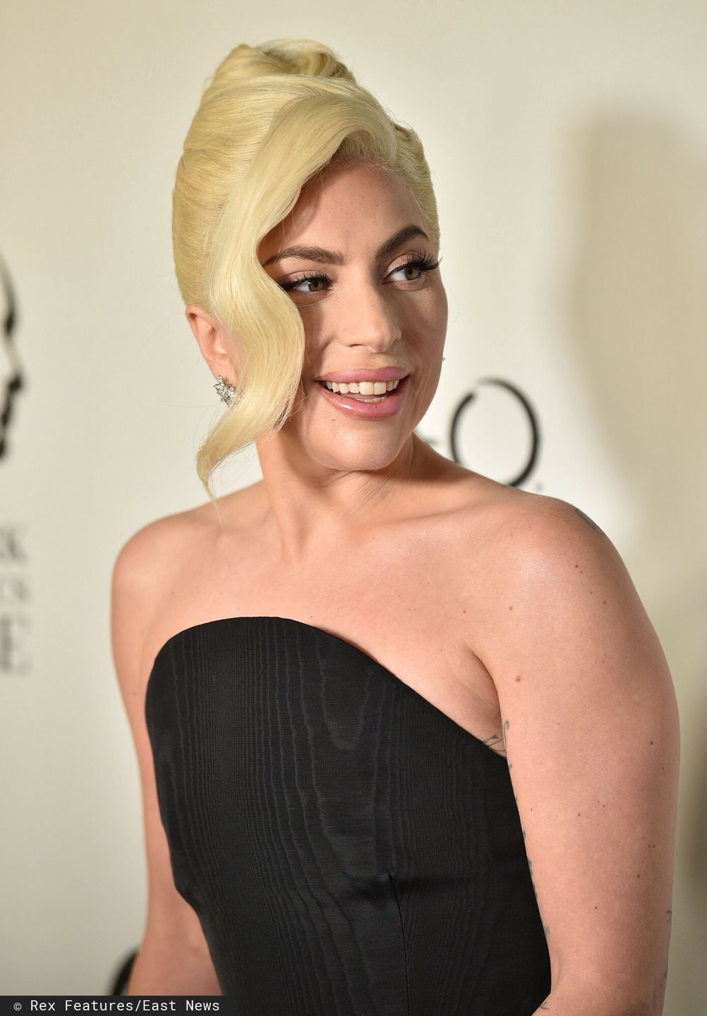Lady Gaga odbiera nagrodę dla najlepszej aktorki