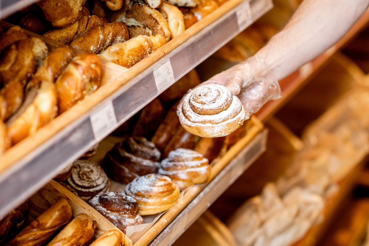 Wybierając pieczywo w sklepie, używaj rękawiczek