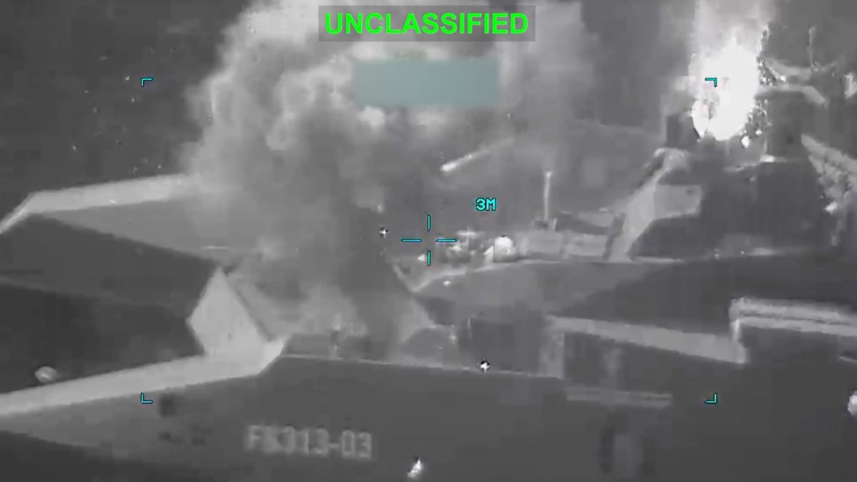 Irański okręt "Shahid Soleimani" po trafieniu przez Amerykanów.