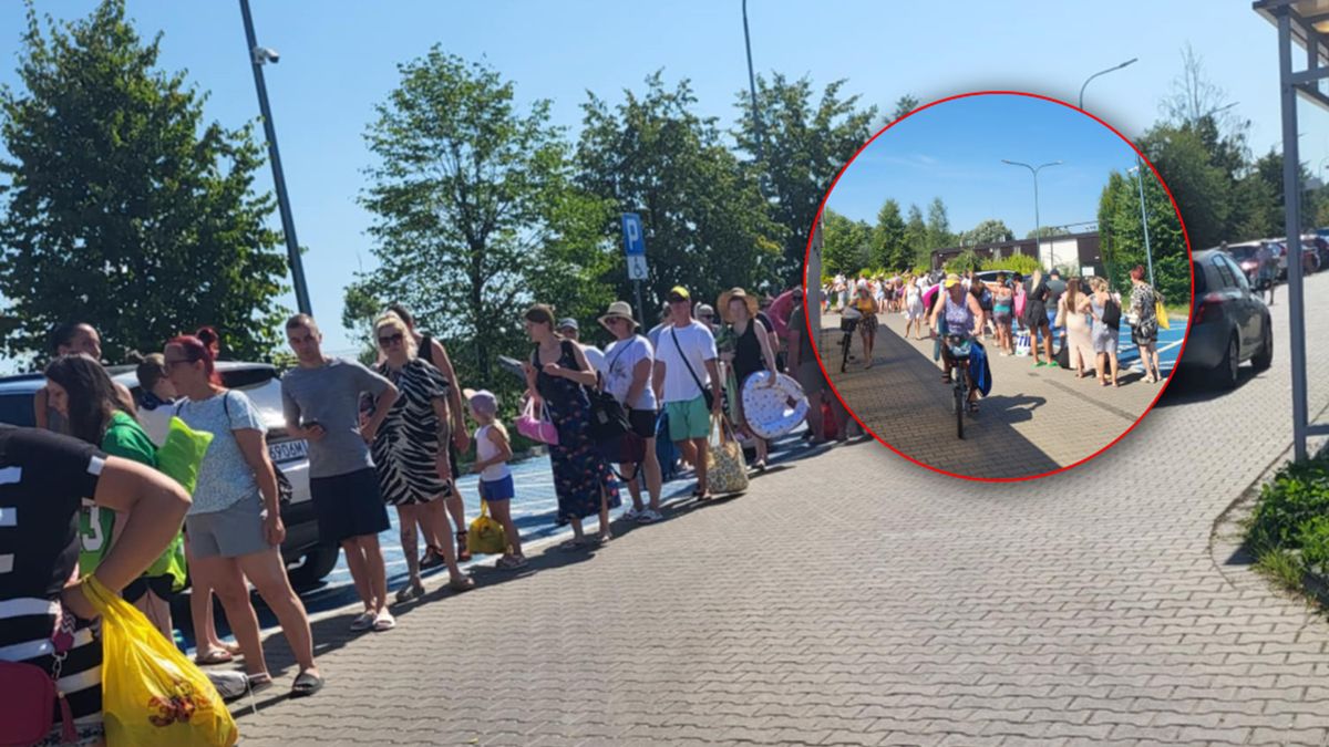 Kolejki do wejścia na plażę w Żyrardowie.