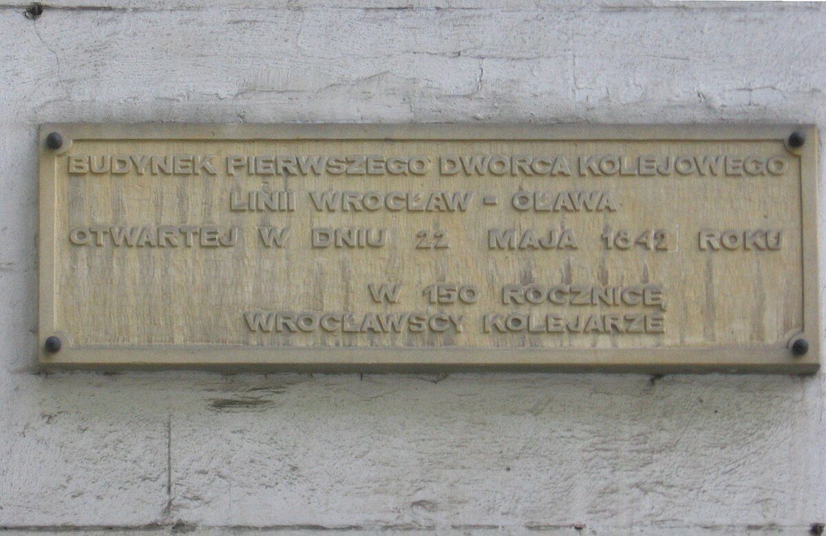 ablica pamiątkowa na ścianie budynku głównego Dworca Kolei Górno
