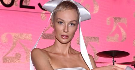 Aleksandra Adamska w ślubnej kreacji znanego projektanta. Uwagę zwraca to, co ma na głowie