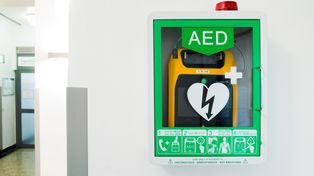 Tczew: Sprzęt, który ratuje życie i może go obsłużyć każdy! Gmina ma nowy defibrylator AED