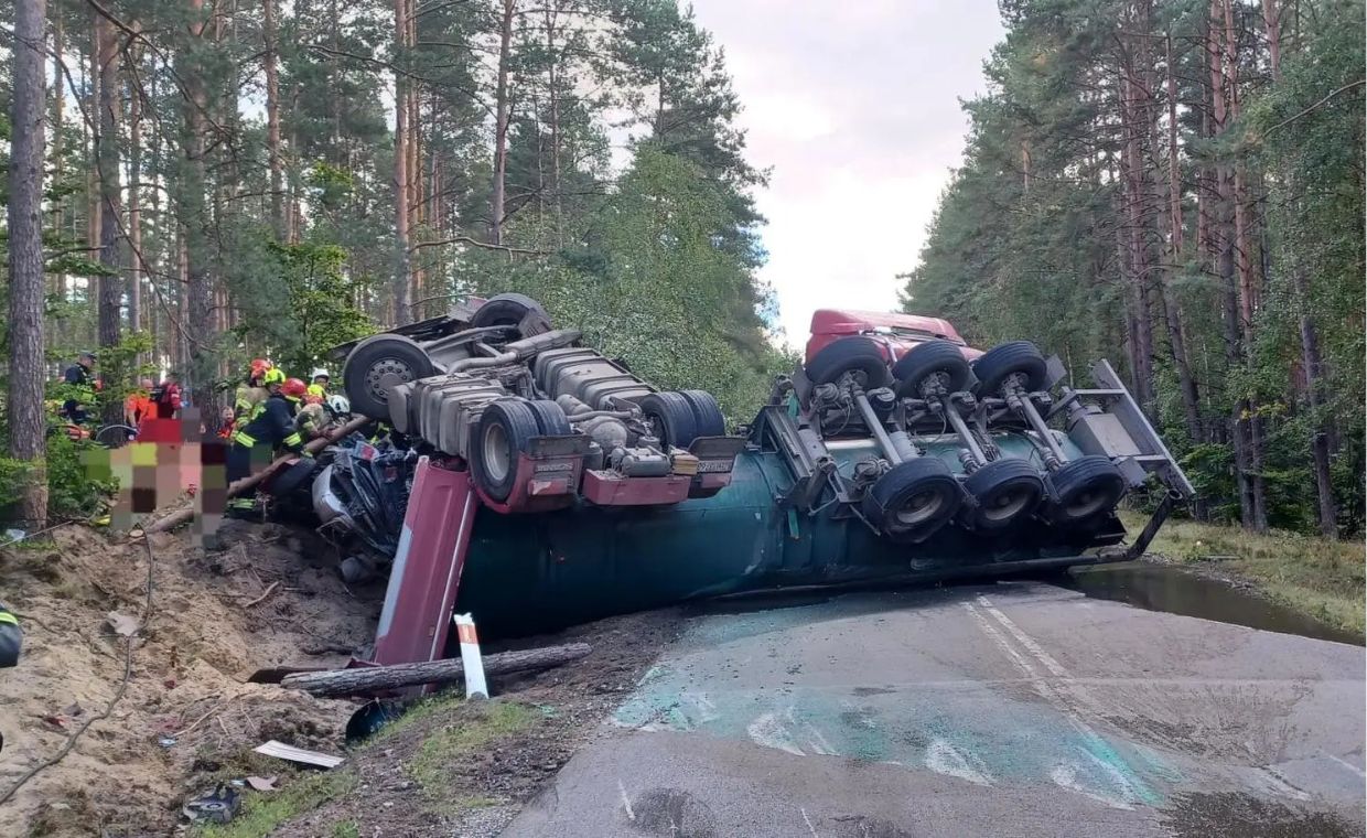 Zdjęcie do aktualności: Tragiczny wypadek pod Człuchowem. Nie żyją dwie osoby, są ranni