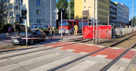 "Wyleciał w górę, koziołkował i uderzył w przystanek". Tragedia we Wrocławiu