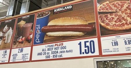 "Nietykalna" cena kultowych hot dogów z Costco trafiła na projekt koszulek. To wiral na TikToku