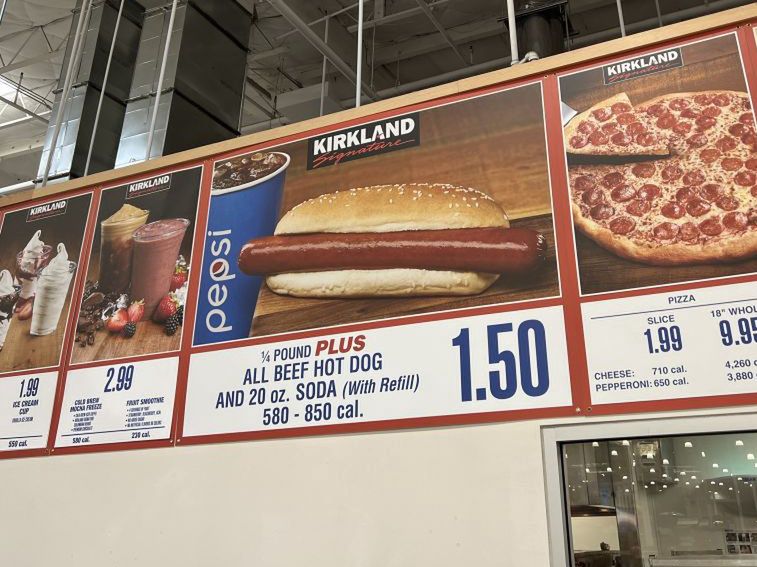 "Nietykalna" cena kultowych hot dogów z Costco trafiła na projekt koszulek. To wiral na TikToku