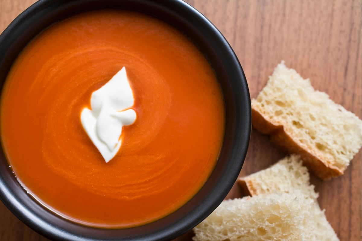 Zupa pomidorowa w tej wersji jest nie tylko pyszna, ale i bardzo zdrowa