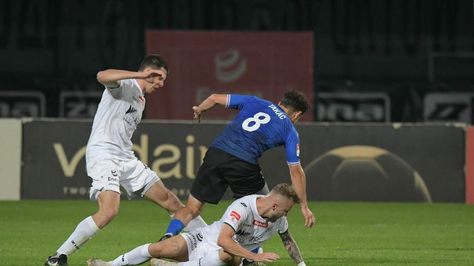 Piłkarzom Olimpii Grudziądz (białe stroje) zaangażowania i woli walki nie można odmówić, ale w listopadzie ich wyniki nie były zadowalające