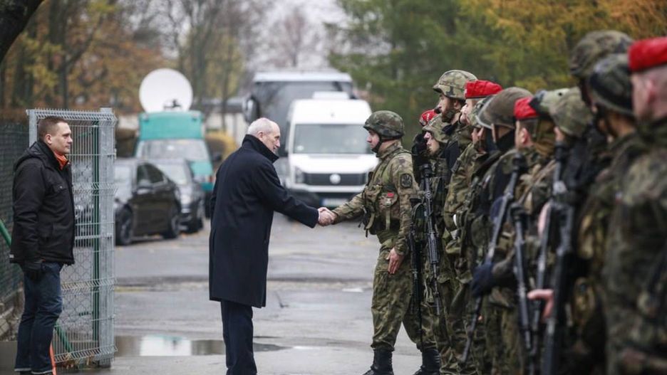 Daniel Pieczychlebek ściska rękę Antoniego Macierewicza