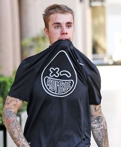 Justin Bieber bez koszulki. Pokazał sporą część tatuaży