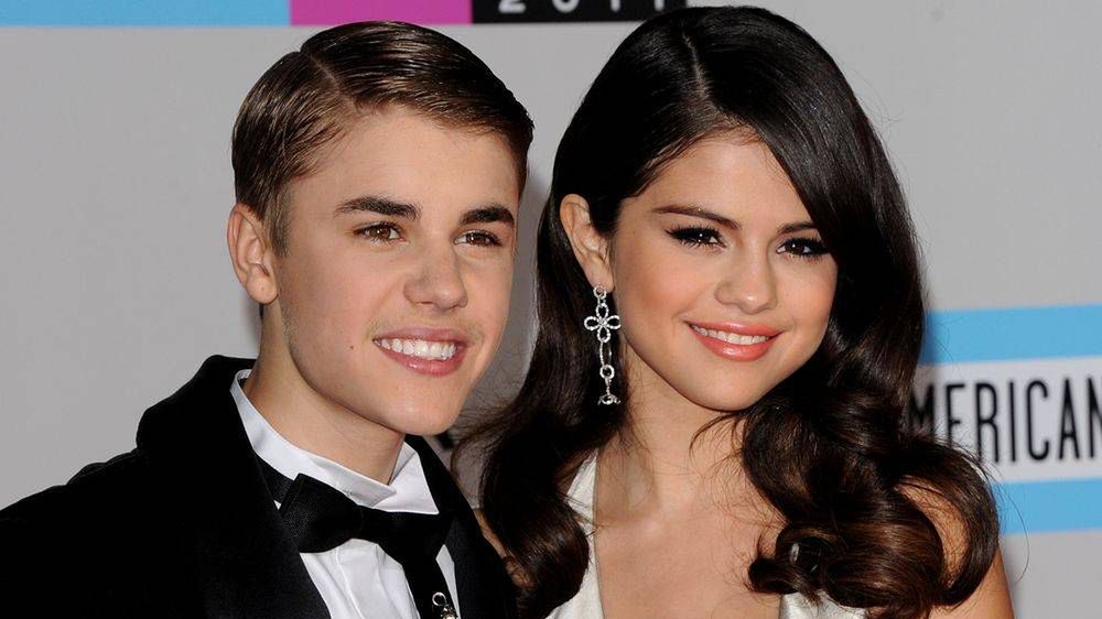 Justin Bieber i Selena Gomez w 2011 rokuNovember 20, 2011 Los Angeles, Ca.
Justin Bieber and Selena Gomez
2011 American Music Awards - Arrivals
held at Nokia
© Vince Flores / AFF-USA.COM