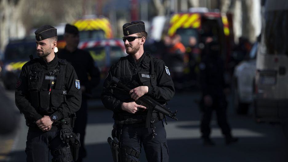 Napastnik, który strzelał w Trebes, zginął po wymianie ognia z policją