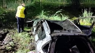 Brzuze: Auto wpadło do bagna i przewróciło się na dach