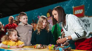 Kreatywność nie ma ograniczeń. Kort tenisowy zamieniony w Świąteczną Strefę Zabawy