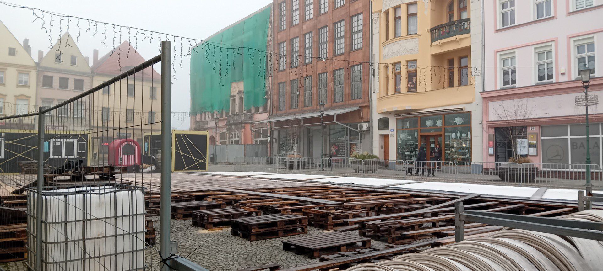 Budowa tymczasowego lodowiska w Żarach