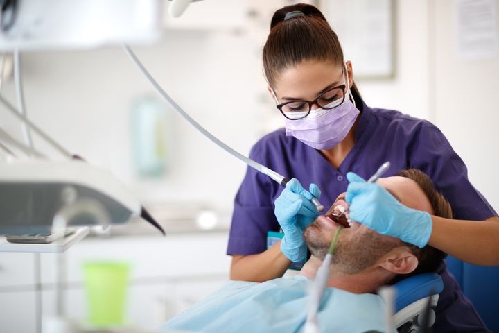Dewitalizacja zęba jest jednym z etapów leczenia kanałowego.