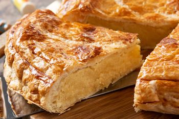 Francuzi pieką na Trzech Króli. Ten, kto trafi na niespodziankę, dostanie koronę