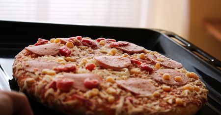 Świetny patent na odgrzanie mrożonej pizzy. Przyda się podczas imprezy