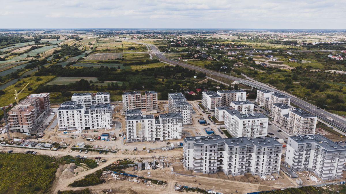 PiS chce pomóc młodym rodzinom, których nie stać na wkład własny. Bankowcy ostrzegają, że będą mieć wyższe kredyty do spłaty. 
