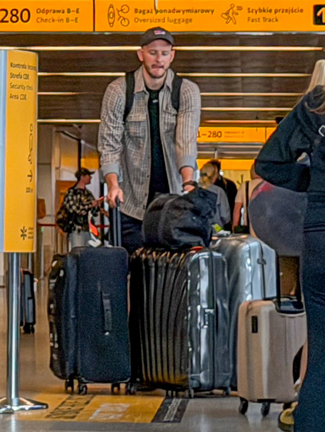 Bartosz Kurek na lotnisku