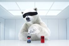 Pepsi kradnie misia, kultową maskotkę Coca-Coli. 