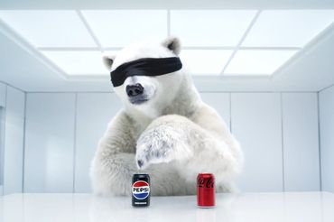 Pepsi kradnie misia, kultową maskotkę Coca-Coli. 