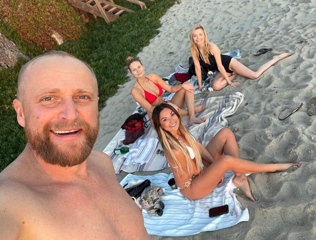 Iza Miko plażuje z Piotrem Adamczykiem i jego żoną