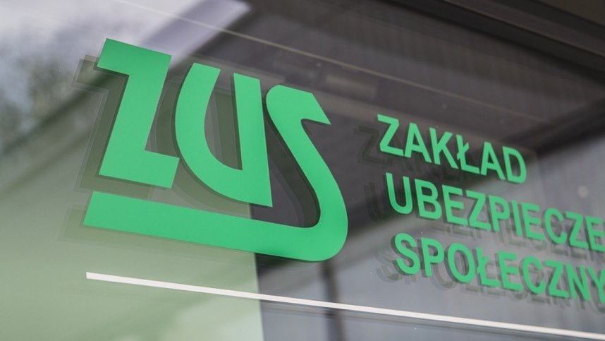 Za to, że podczas długotrwałego zwolnienia chorobowego nauczycielka dwa dni poświęciła bez ruszania się z domu pracy zespołu przygotowującego pytania egzaminacyjne, miała oddawać 15 tys. zł chorobowego. Tego żądał od niej ZUS Toruń. Sąd pracy jednak stanął po stronie kobiety.