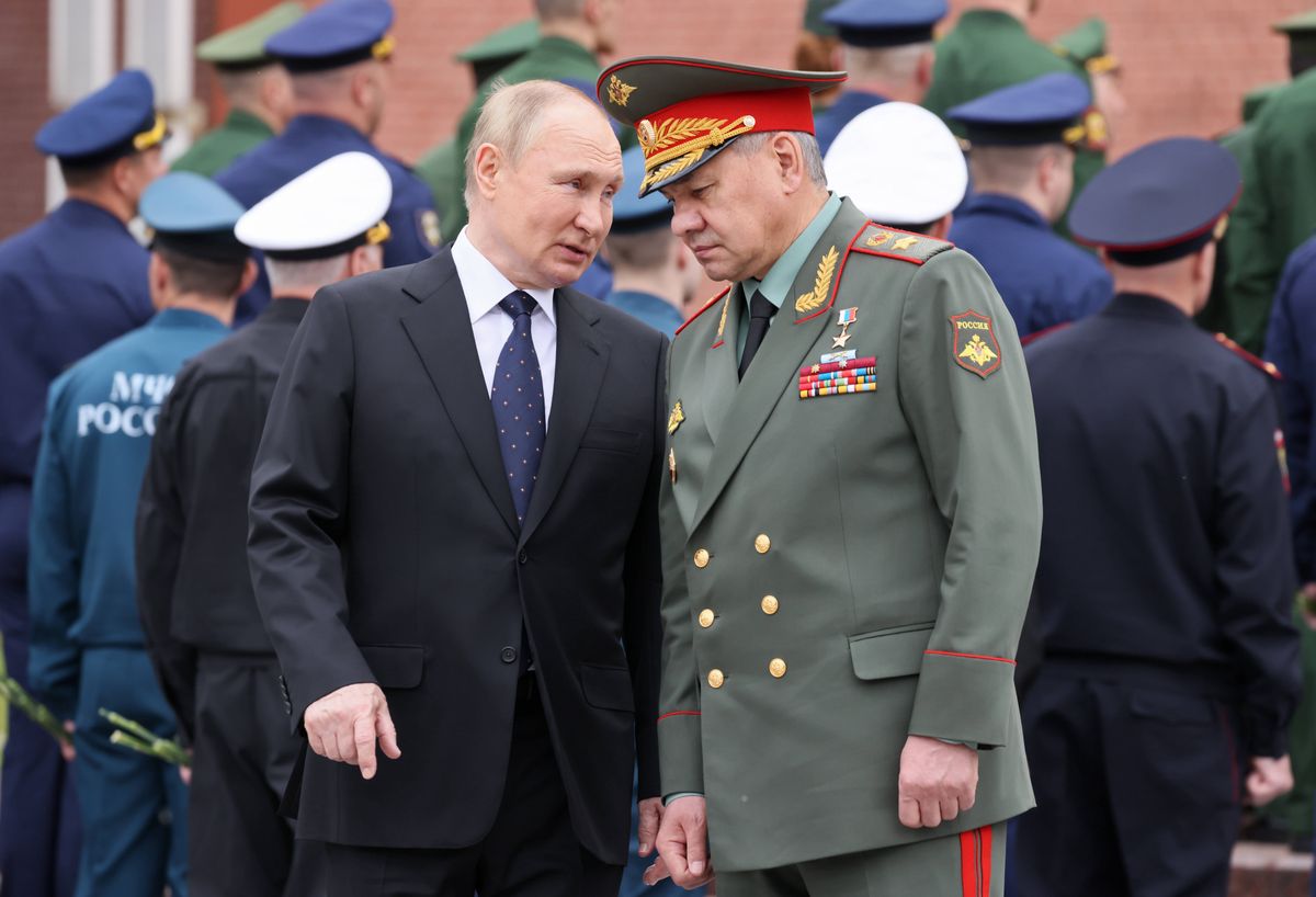 Władimir Putin wzywa kolejnych rosyjskich żołnierzy na front. Na zdjęciu z ministrem obrony Siergiejem Szojgu