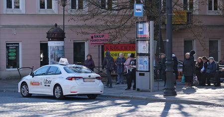 Kierowcy realizujący przewóz osób z aplikacją Bolt, Uber i FreeNow nielegalnie korzystają z przystanków autobusowych