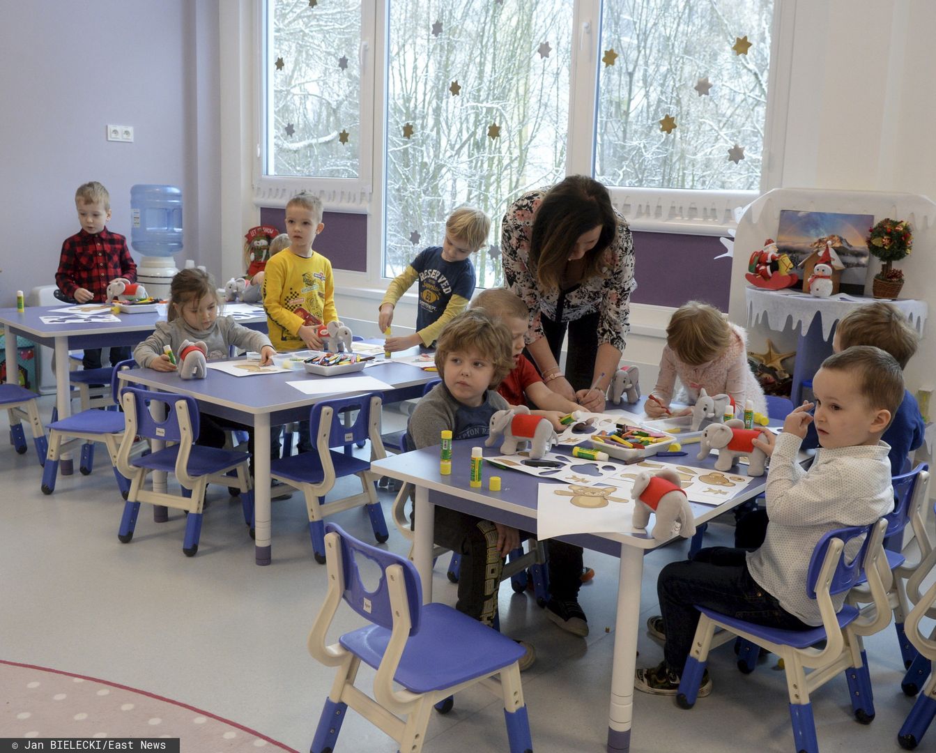 Maseczki ochronne w przedszkolu. Czy opiekunki i dzieci muszą nosić maseczki?