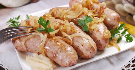 Białą kiełbasę piekę tylko w takiej temperaturze. Nie pęka i wychodzi soczysta w środku