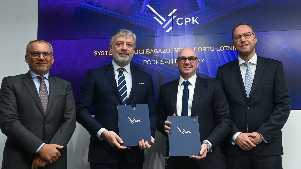 Warszawa, 30.10.2025. (L-P) członek zarządu CPK Dariusz Kuś, prezes Zarządu CPK Filip Czernicki, prezes Vanderlande Logistics GmbH Michael Schneider i dyrektor finansowy Vanderlande Logistics GmbH Thomas Diesener podczas podpisania umowy na budowę Systemu Obsługi Bagażu dla CPK, 30 bm. w Centrum Prasowym PAP w Warszawie. (sko) PAP/Piotr Nowak